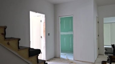 Alçıtaşı iç döşemesi alçıpan döşemeli. İnşaat için yeni ev yerleştirildi.