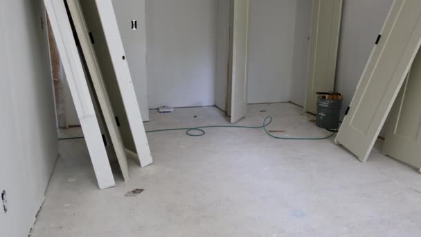 Construcción de la sala de espera para la instalación de puertas interiores de la nueva casa — Vídeo de stock