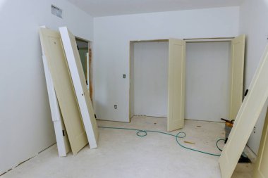Bir iç ahşap kapılar yeni apartman için bir bekleme tesisi.