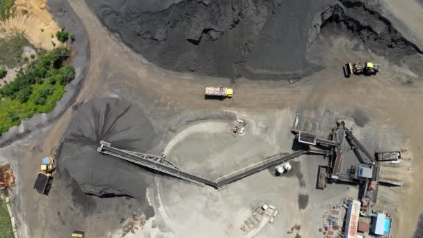 Vista aérea de maquinaria pesada para triturar y recoger materiales de grava de piedra para los productores de asfalto reciclar y almacenar. — Vídeo de stock