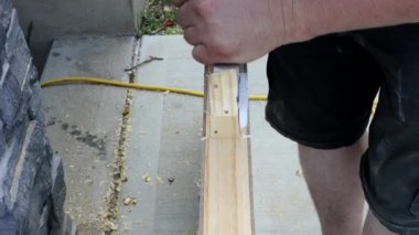 Kapı menteşesi ve montajı kapı iç menteşe odun keskisi için delikler açıyor