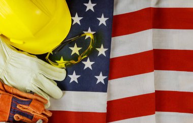 Sarı başlıklı miğfer. Amerika Birleşik Devletleri 'nin deri eldivenleri. Mutlu İşçi Bayramı.