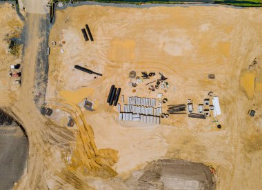 Endüstriyel teçhizat ve makine inşaatı için havadan bakıldığında inşaat arazisi geliştirmeye hazır.