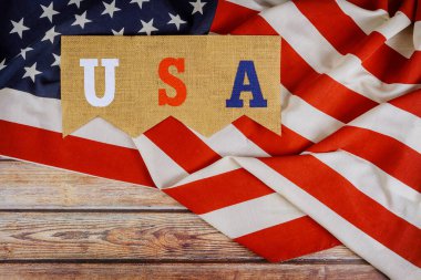 Tahta yönetim kurulunun bağımsızlık gününde Amerikan bayrağında ABD ulusal bayramı anma günü