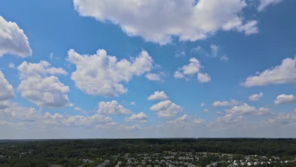 Jour ensoleillé matin lumière du soleil beau paysage nuageux relaxant timelapse nuage se déplaçant lentement à l'horizon été ciel bleu vif