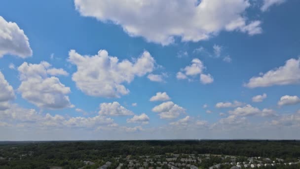 Día soleado mañana luz del sol hermoso relajante paisaje nuboso timelapse movimiento lento nube en el horizonte verano brillante cielo azul — Vídeos de Stock