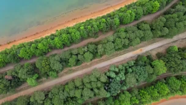 Пейзаж, голубая вода в лесном озере с деревьями — стоковое видео