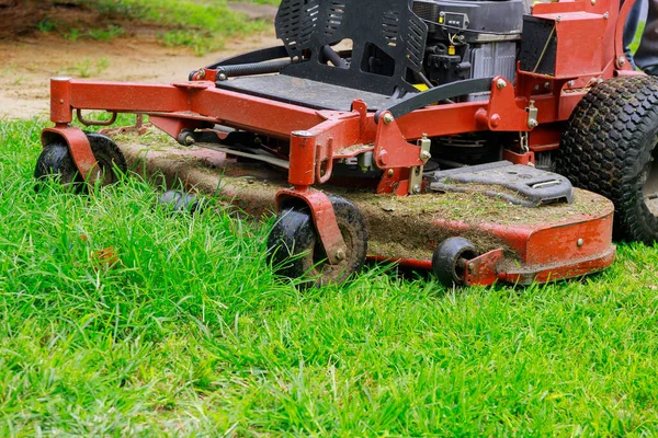 Pekerja Manusia Memotong Rumput Musim Panas Dengan Tukang Kebun Profesional — Stok Foto