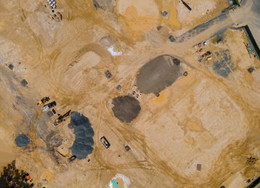 Apartman binaları olan yeni yerleşim bölgesinin hazırlık süreci görüntüsünde inşaat çalışmalarına ilişkin hava manzarası