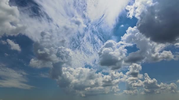 雲と青空の背景タイムラプス圧延雲 — ストック動画