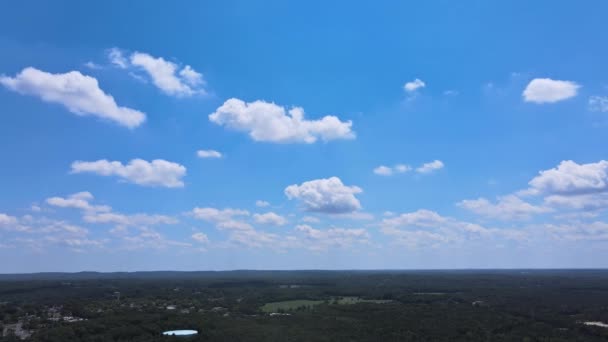 Día soleado mañana luz del sol hermoso relajante paisaje nuboso timelapse movimiento lento nube en el horizonte verano brillante cielo azul — Vídeos de Stock