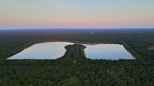 Panorama paysage, eau bleue dans un lac forestier avec des arbres crépuscule coucher de soleil ciel panorama — Video