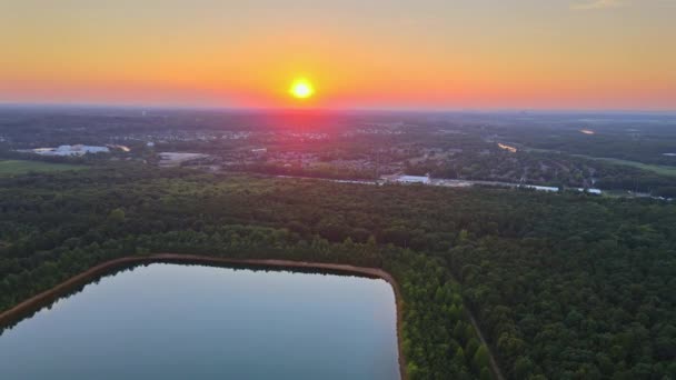 Skogssjö i sommarlandskap med landskap av skymningen solnedgång himmel panorama — Stockvideo