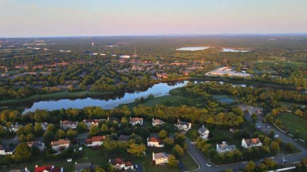 Vue résidentielle maisons privées sur le toit avec zone le long de la rivière sur le paysage d'été — Video