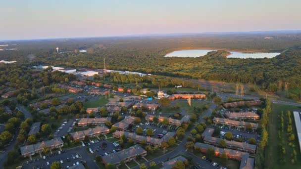 Luchtfoto van woonwijken langs de rivier met een bank in zomerlandschap — Stockvideo