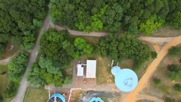 Widok z lotu ptaka na budowę oczyszczalni ścieków w systemach na widoku z góry lasu — Wideo stockowe