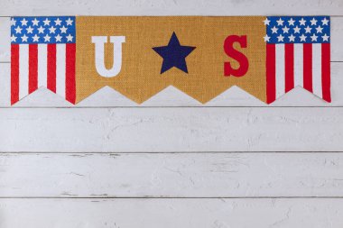 Amerika 'yı kutluyoruz. Amerika 'da eski ahşap arka planda ABD bayrağı bulunan federal bayram
