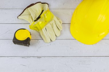 Bina kaskı ile kişisel koruyucu ekipmanlar güvenlik gözlükleri inşaat eldivenleri konsept güvenlik