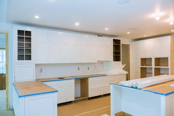 Geliştirme Tasarım Yeni Beyaz Mutfak Yenilenmesi Dolaplar Tezgah — Stok fotoğraf