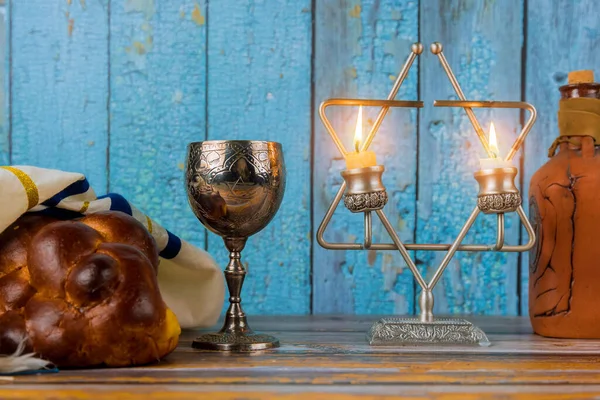 Shabbat Avond Tafel Met Overdekt Challah Brood Kaarsen Beker Wijn — Stockfoto