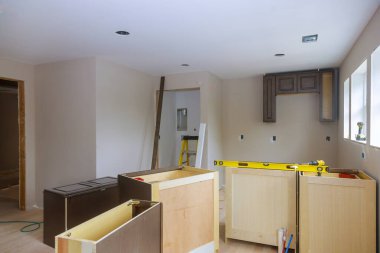 Modern mutfakta yeni dolapların mobilya montajı