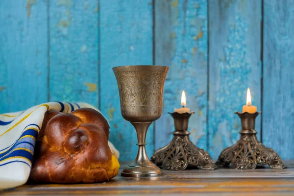 Шабатні Свічки Скляних Свічках Покритим Хлібом Challah Який Фокус — стокове фото