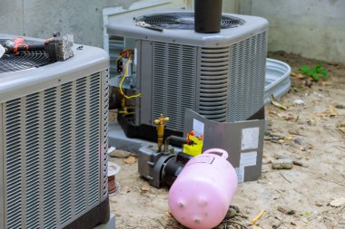 Klima tamir sistemi modeli, kompresördeki gerçek elektrikçidir. Klimayı freonla doldurur.