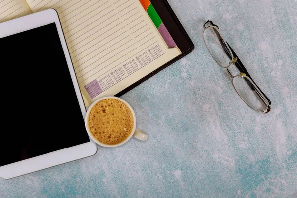 Egy Csésze Kávé Egy Nyitott Notebook Asztalon Egy Digitális Tabletta — Stock Fotó