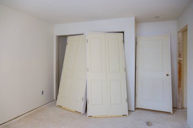İç döşeme kapısı kurulumu, apartman binası, yeni evin içini hazırlamak için bekleme kurulumu
