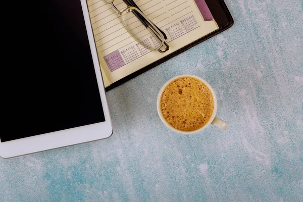 Egy Nyitott Heti Notebook Digitális Tabletta Szemüveg Asztalon Egy Csésze — Stock Fotó