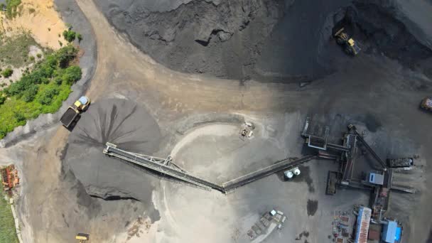Lotnictwo asfaltu i cementowni duże stosy skał konstrukcyjnych używanych do produkcji asfaltu ciężkie maszyny gotowe do pracy — Wideo stockowe