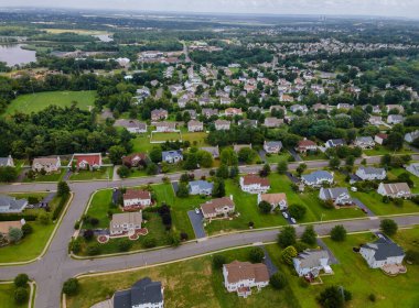 Mahallenin panoramik manzarası yazlık evlerin çatıları.