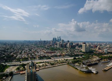 Philadelphia gökdeleninin şehir manzarası Philadelphia şehir merkezi Philadelphia 'da nehir boyunca uzanır..