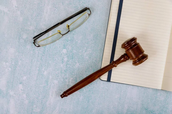 Tafel Kantoorbenodigdheden Advocaten Rechter Bureau Met Houten Rechters Hamer Een — Stockfoto