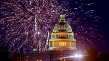 Dolunaylı esrarengiz gece gökyüzü Washington DC 'deki Başkent Binası' nda 4 Temmuz için havai fişek arka planıyla
