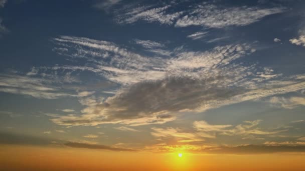 Salida del sol temprano en la mañana con luz de rayos de nube en el cielo azul — Vídeo de stock