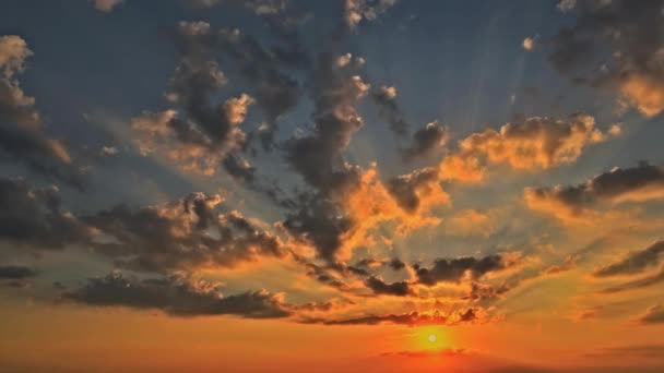 Nagy szép narancs színű naplemente ég drámai idő lapse naplemente felhők felett este — Stock videók