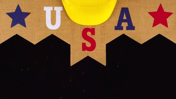 Construcción casco amarillo en feliz Día del Trabajo EE.UU. patriótico una fiesta federal de Estados Unidos América — Vídeo de stock