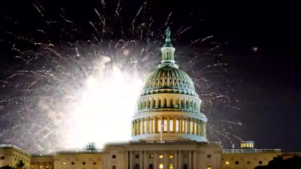 Feierliches Feuerwerk am Unabhängigkeitstag des Kapitols der Vereinigten Staaten in Washington DC, im Hintergrund — Stockvideo