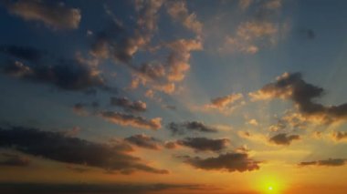 İnanılmaz bir gün batımı Parlak, dramatik, hızlı bulutlar