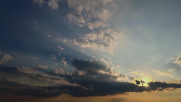 일몰 색조의 다채 로운 구름 하늘 — 비디오