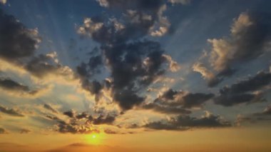 Gün batımında muhteşem pembe gökyüzü Cennetin güzel doğal manzarası üzerinde