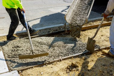 Beton döşeyen yeni kaldırımlar inşa etme süreci