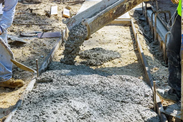 Auf Frisch Gegossenen Bürgersteigen Neuen Bürgersteig Nassen Beton Legen — Stockfoto