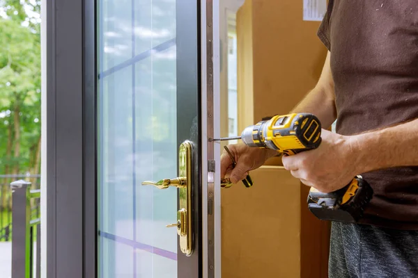 Kapı Kolunu Kilitle Carpenter Vidayı Sıkıştır Elektrikli Matkap Tornavidayla Yakın — Stok fotoğraf