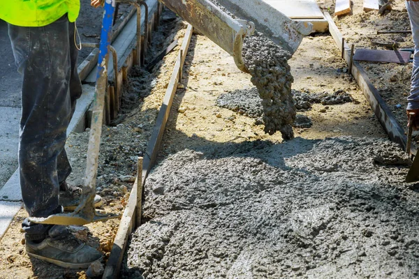 Pekerja Konstruksi Menuangkan Semen Untuk Trotoar Ttuck Mixer Menuangkan Semen — Stok Foto