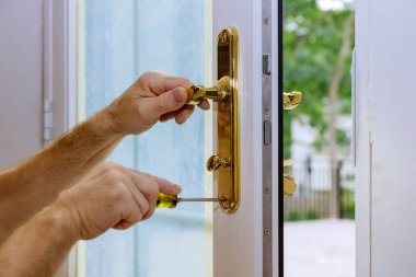 Apartman dairesi için ahşap kapı kilidi güvenlik korumasına yükleme.
