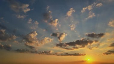 Zaman aşımı manzarası kırmızı turuncu, mavi, pembe, günbatımı gökyüzü dramatik