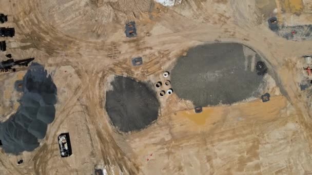 Construction d'une vue aérienne sur les équipements industriels et les machines travaillant sur les terrains de construction préparés pour le développement des travaux — Video