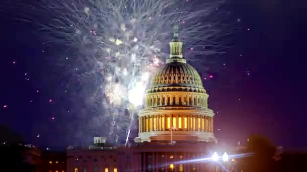 ワシントンDCのUSキャピトルビル米国の花火ショーは7月の4独立記念日に陽気に表示されます — ストック動画